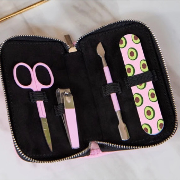 manicure set in “puppy pile” print-4 tools inside w/zip-closure -NWT - Picture 9 of 9